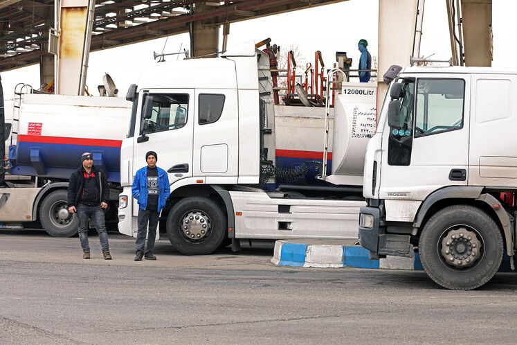 Media visits oil storage facilities in Rey