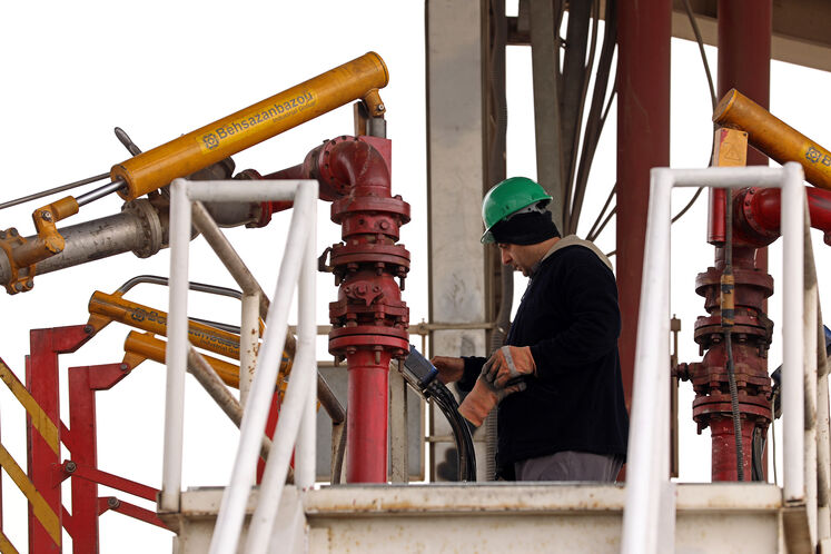 Media visits oil storage facilities in Rey