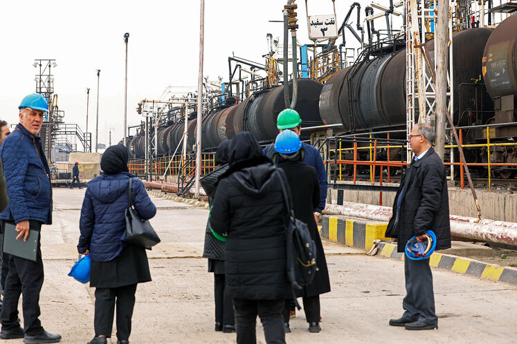 Media visits oil storage facilities in Rey