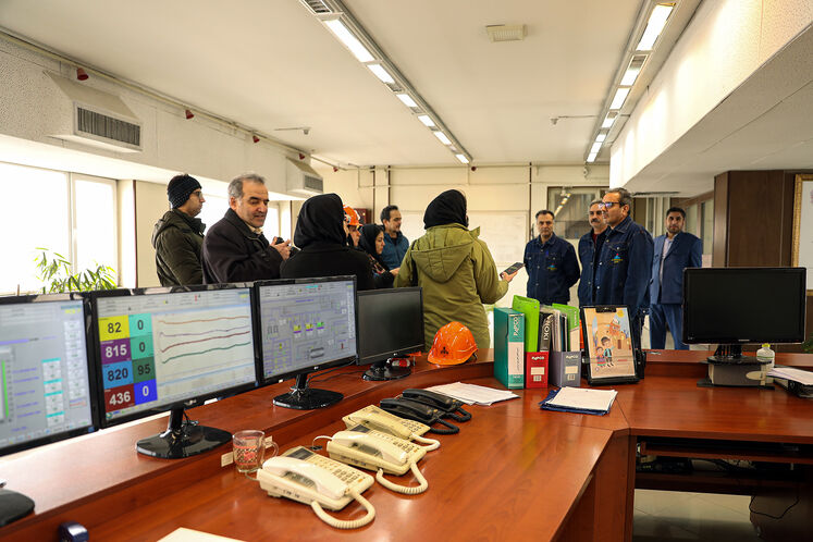 Media visits oil storage facilities in Rey