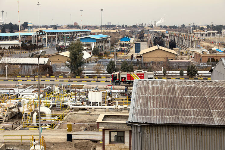 Media visits oil storage facilities in Rey