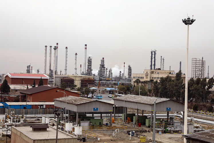 Shana Rey Shana - Media visits oil storage facilities in Rey