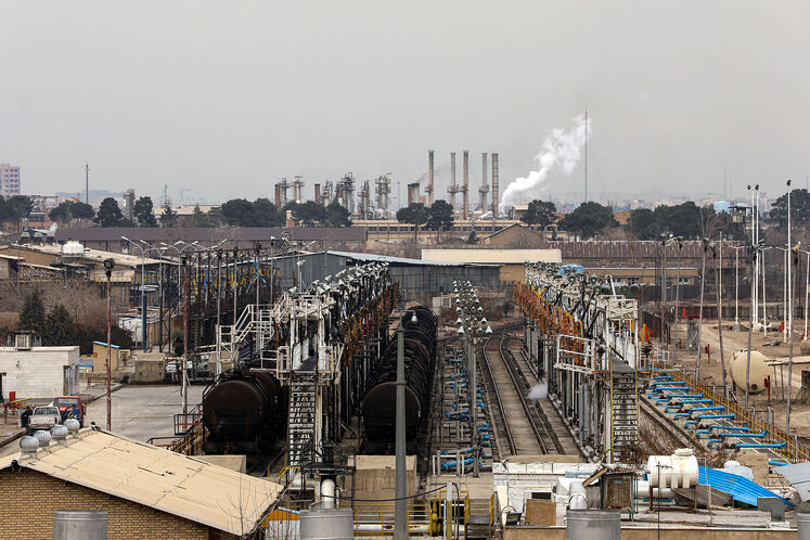 Media visits oil storage facilities in Rey