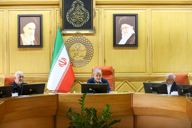  از راست: محسن حاجی میرزایی،  رئیس‌دفتر رئیس‌جمهور، مسعود پزشکیان، رئیس جمهور و اسکندر مومنی، وزیر کشور