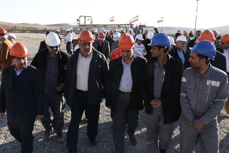 NIOC head visits gas projects in eastern Iran