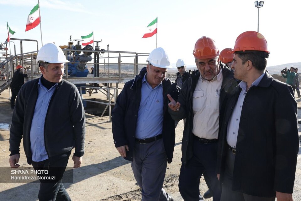 Deputy oil minister visits key gas projects in eastern Iran