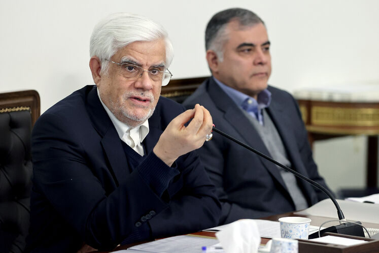 محسن پاکنژاد، وزیر نفت و محمدرضا عارف، معاون اول رئیسجمهوری