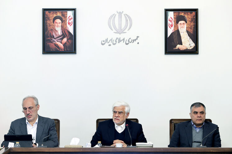 محسن پاکنژاد، وزیر نفت، محمدرضا عارف، معاون اول رئیسجمهوری و  سیدحمید پورمحمدی، رئیس سازمان برنامه و بودجه