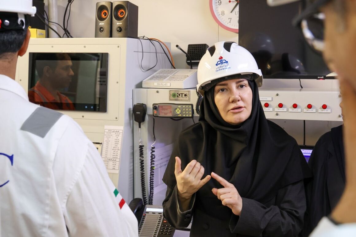 مطالبات کارکنان صنعت نفت با جدیت پیگیری میشود مطالبات کارکنان صنعت نفت با جدیت پیگیری میشود