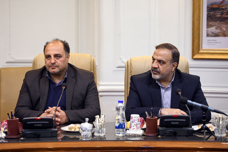 مجید بوجارزاده، مدیرکل روابط عمومی وزارت نفت و غلامرضا شاه‌کرمی، مدیرکل امور مجلس وزارت نفت