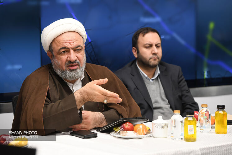 محسن پیرهادی، معاون حقوقی و امور مجلس وزارت نفت و حمید رسایی، نماینده مجلس شورای اسلامی