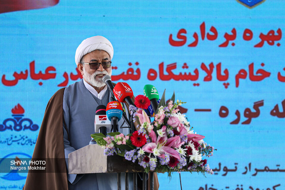 خط لوله تأمین خوراک پالایشگاه بندرعباس نمادی از توان داخلی است خط لوله تأمین خوراک پالایشگاه بندرعباس نمادی از توان داخلی است