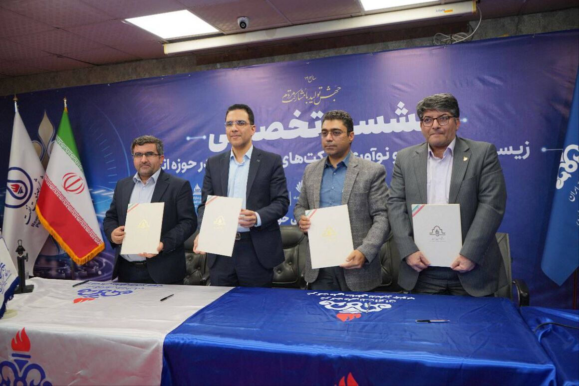 امضای تفاهمنامه چندجانبه همکاریهای پژوهشی در نمایشگاه نفت خوزستان امضای تفاهمنامه چندجانبه همکاریهای پژوهشی در نمایشگاه نفت خوزستان