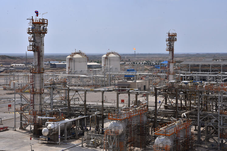 تأسیسات میدان نفتی آذر در بلوک اکتشافی اناران در استان ایلام