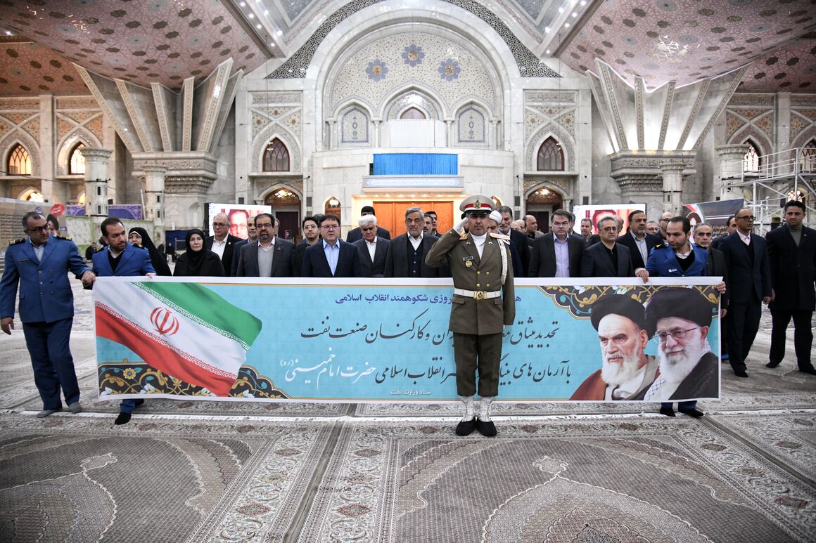 تجدید میثاق کارکنان نفت با آرمانهای امام راحل (ره) تجدید میثاق کارکنان نفت با آرمانهای امام راحل (ره)