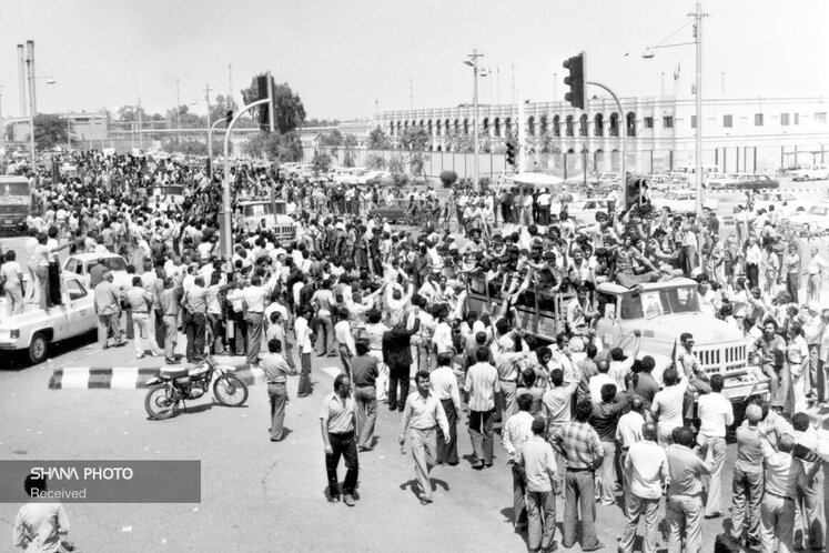 در ۲۷ شهریور ۱۳۵۷ همزمان با آغاز اعتراضات، کارکنان پالایشگاه گاز بیدبلند در اعتراض به برآورده نشدن خواستههای صنفی اعتصاب کردند.