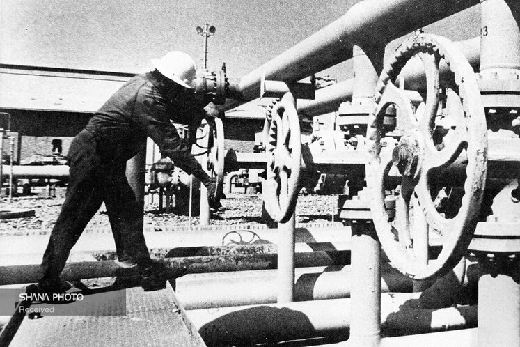 در ۲۷ شهریور ۱۳۵۷ همزمان با آغاز اعتراضات، کارکنان پالایشگاه گاز بیدبلند در اعتراض به برآورده نشدن خواستههای صنفی اعتصاب کردند.