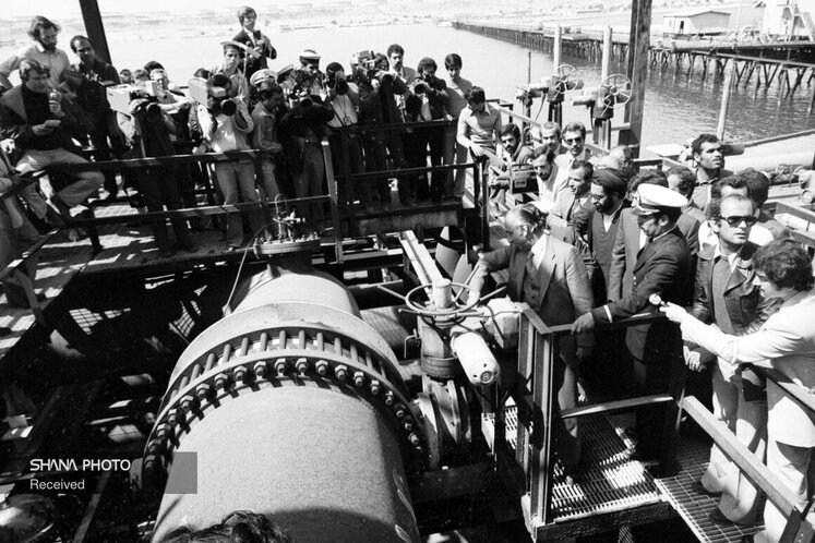 صادرات نخستین محموله نفت ایران، پس از ۷۰ روز قطع صادرات نخستین کشتی حامل نفت ایران به نام ورلدامباسادور با ۲۳۰ هزار بشکه نفت سنگین به مقصد ژاپن بارگیری شد.