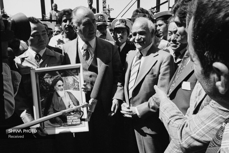 صادرات نخستین محموله نفت یران، پس از ۷۰ روز قطع صادرات نخستین کشتی حامل نفت ایران به نام ورلدامباسادور با ۲۳۰ هزار بشکه نفت سنگین به مقصد ژاپن بارگیری شد.