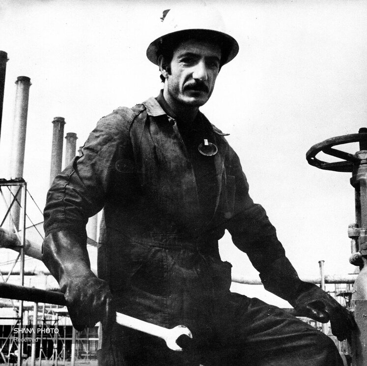 در پنجم دی سال ۱۳۵۷ بهدنبال اعتصاب کارکنان صنعت نفت در همراهی با انقلاب اسلامی، تولید نفت به پایینترین حد خود رسید و در پنجم مهر صادرات نفت از خارک بهطور کامل قطع شد.