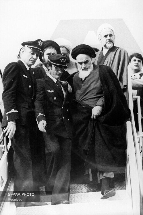 پس از ورود امام خمینی به ایران با توجه به غیرقانونی خواندن دولت بختیار و تشکیل دولت موقت به فرمان ایشان، سقوط رژیم پهلوی مسلم شده بود و برنامهریزی و ساماندهی امور کشور توسط نیروهای خودی در حال انجام بود.