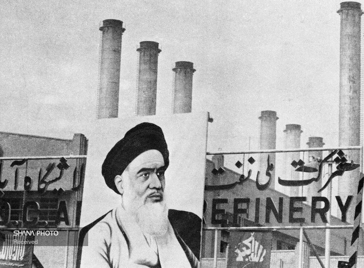 به دستور آيتالله خمينی، يک هيئت پنج نفری به رياست مهندس مهدی بازرگان، مأمور شد مشکل کمبود نفت در کشور را برطرف کند. ايشان دستور دادند نفت و فرآوردههای آن بايد بدون صادرات و فقط به اندازه مصرف داخلي کشور تا سقوط رژيم توليد شود. در ضمن، نيروهای نظامی حق هيچگونه مداخله و ورود به مناطق نفتی و ارعاب کارکنان را ندارند.