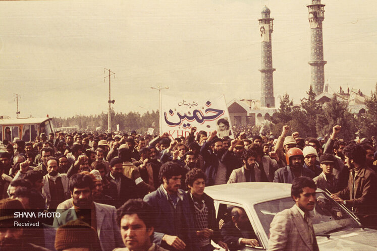 «ایران و استعمار سرخ و سیاه» نام مقالهای بود که ۱۷ دی ۱۳۵۶ در روزنامه اطلاعات با امضای «احمد رشیدی مطلق» منتشر شد. این مقاله که با نام مستعار نوشته شده بود، حاوی مطالبی تند علیه آیتالله خمینی بود و او را مردی «بیاعتقاد» و «وابسته و سرسپرده به مراکز استعماری» نامیده بود. این مقاله توهینآمیز؛ با اعتراضهای زیادی روبهرو شد و نقطه عطفی در شتاب گرفتن ناگهانی اعتراضات به حکومت پهلوی شد.