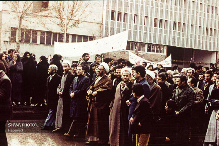 با پیروزی انقلاب اسلامی قانونی به تصویب رسید که به موجب آن همه قراردادهای نفتی که به تشکیل کمیسیون خاص مغایر با قانون ملی شدن صنعت نفت در ایران تشخیص داده شده است کان لم یکن تلقی شود. بدین ترتیب پس از بهمن ۱۳۵۷ همه قراردادهای خارجی از جمله قرارداد ۱۳۵۲ لغو و از ۱۴ اسفند ۱۳۵۷ در عمل اکتشاف، استخراج، پالایش و صدور نفت به کشورهایی چون رژیم اشغالگر قدس قطع شد.