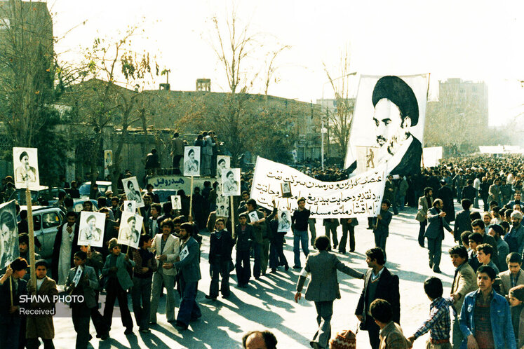 در ماه مهر بیش از ۴۰۰۰ نفر در شرکتهای نفت اهواز، نفت تهران، گچساران، آبادان، خارک، آغاجاری و ماهشهر به اعتصاب و پشتیبانی از دیگر کارگران و اقشار مردم دست از کار کشیدند.