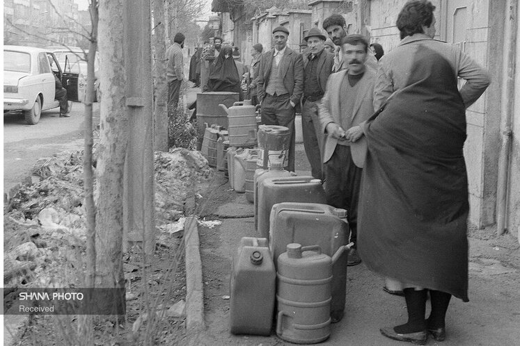 به دستور آيتالله خمينی، يک هيئت پنج نفری به رياست مهندس مهدی بازرگان، مأمور شد مشکل کمبود نفت در کشور را برطرف کند. ايشان دستور دادند نفت و فرآوردههای آن بايد بدون صادرات و فقط به اندازه مصرف داخلي کشور تا سقوط رژيم توليد شود. در ضمن، نيروهای نظامی حق هيچگونه مداخله و ورود به مناطق نفتی و ارعاب کارکنان را ندارند.