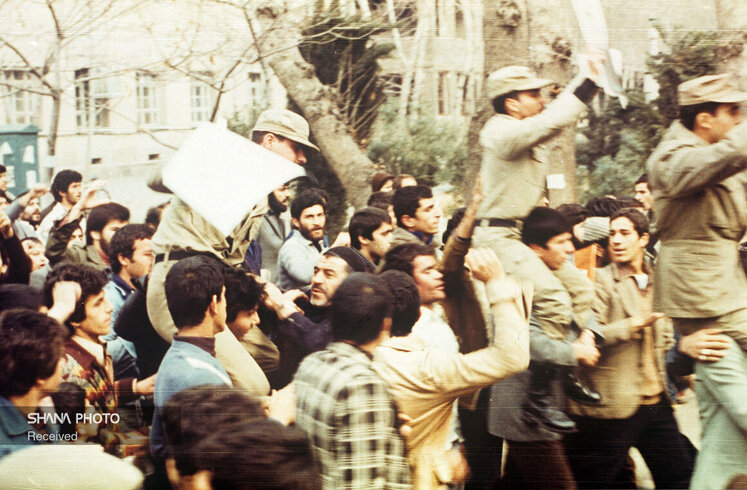 پیوند ارتش و ملت در روزهای پیروزی انقلاب اسلامی