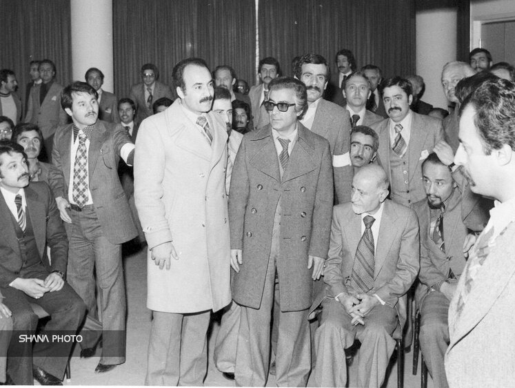 یک روز پیش از سقوط رژیم پهلوی و پیروزی انقلاب اسلامی رئیس دولت موقت با حضور در اجتماع کارکنان صنعت نفت پایان اعتصابات را اعلام کرد. سخنرانی مهندس مهدی بازرگان (نخستوزیر دولت موقت) در ساختمان وزارت نفت.