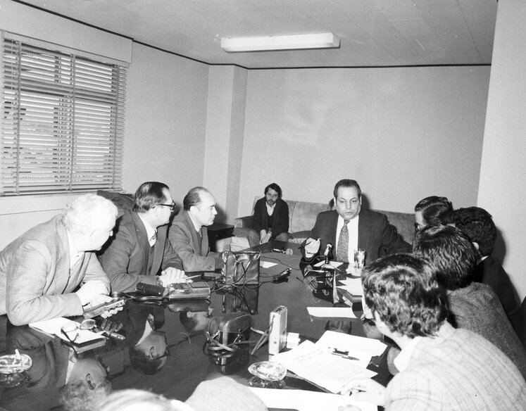 مصاحبه مطبوعاتی خبرنگاران داخلی و خارجی با مهندس علی اکبر معین فر (نخستین وزیر نفت پس از پیروزی انقلاب اسلامی (۱۳۵۹-۱۳۵۸)