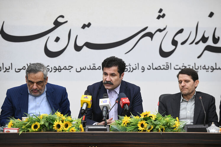 حسن عباسزاده، مدیر عامل شرکت ملی صنایع پتروشیمی، عبدالکریم حسینزاده، معاون رئیسجمهوری در امور توسعه روستایی و مناطق محروم کشور و حمید بورد، مدیرعامل شرکت ملی نفت ایران