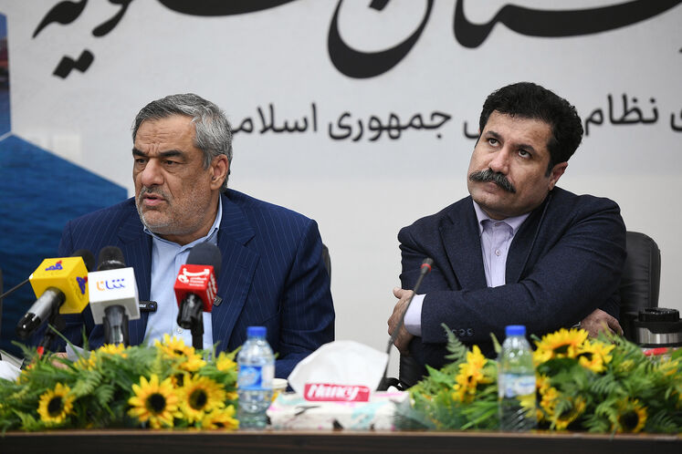 عبدالکریم حسینزاده، معاون رئیسجمهوری در امور توسعه روستایی و مناطق محروم کشور و حمید بورد، مدیرعامل شرکت ملی نفت ایران