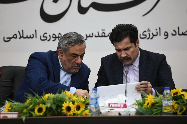 عبدالکریم حسینزاده، معاون رئیسجمهوری در امور توسعه روستایی و مناطق محروم کشور و حمید بورد، مدیرعامل شرکت ملی نفت ایران