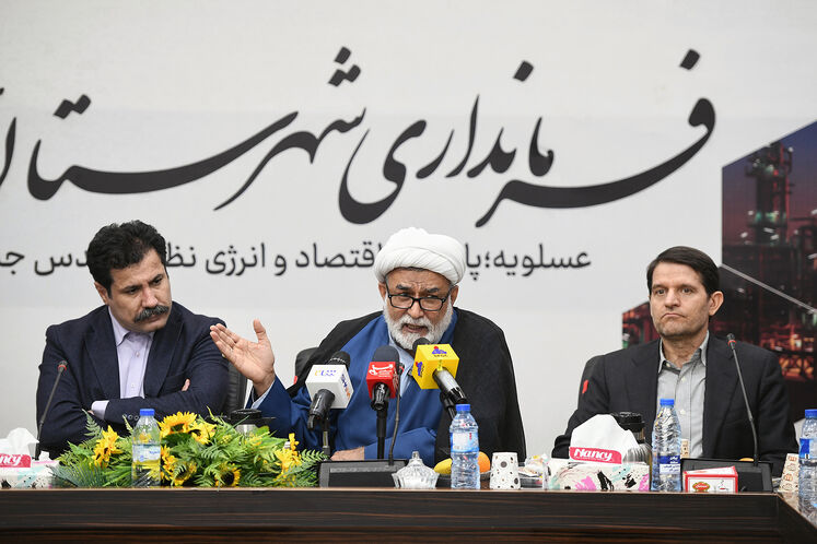 حسن عباسزاده، مدیر عامل شرکت ملی صنایع پتروشیمی،موسی احمدی، رئیس کمیسیون انرژی مجلس و عبدالکریم حسینزاده، معاون رئیسجمهوری در امور توسعه روستایی و مناطق محروم کشور