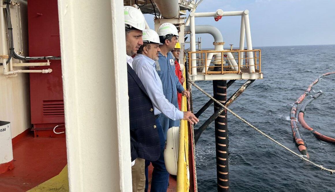 بازدید مدیرکل روابط عمومی وزارت نفت از پایانه شناور فراورشی کوروش بازدید مدیرکل روابط عمومی وزارت نفت از پایانه شناور فراورشی کوروش