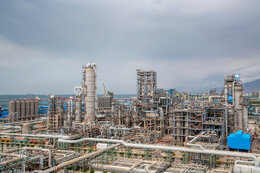 صنعت پتروشیمی ایران؛ ۷۹ مجتمع با ۱۰۰ میلیون تن ظرفیت اسمی تولید