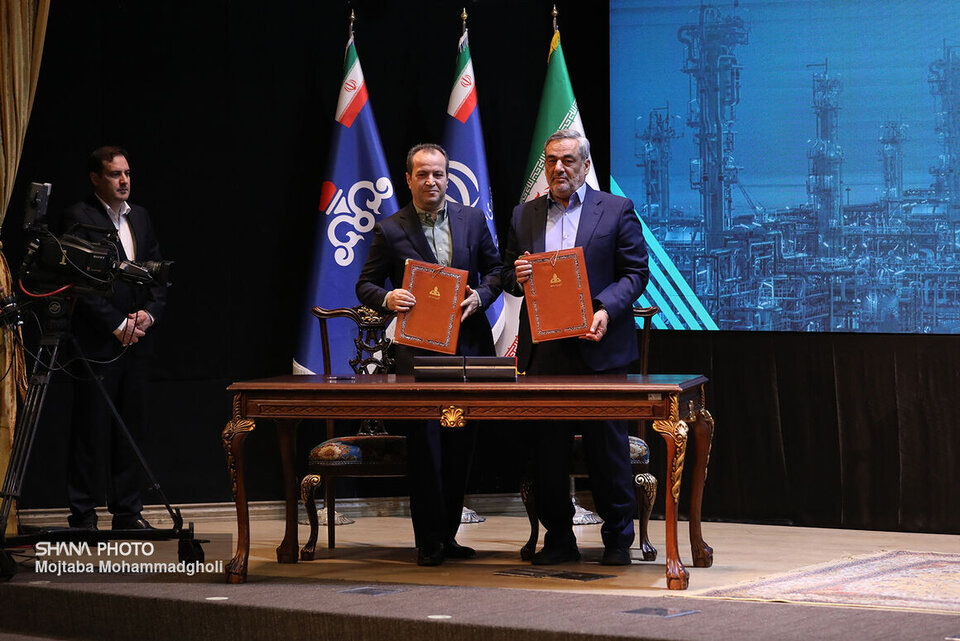 قراردادهای طرح فشارافزایی میدان مشترک پارس جنوبی با حضور رئیسجمهوری امضا شد قراردادهای طرح فشارافزایی میدان مشترک پارس جنوبی با حضور رئیسجمهوری امضا شد