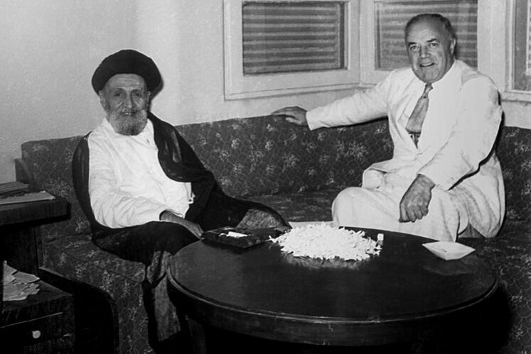 ریچارد استوکس (فرستاده ویژه دولت انگلستان در امور نفت) در سفر به ایران هنگام دیدار با آیتالله سید ابوالقاسم حسینی کاشانی - سال ۱۳۳۰