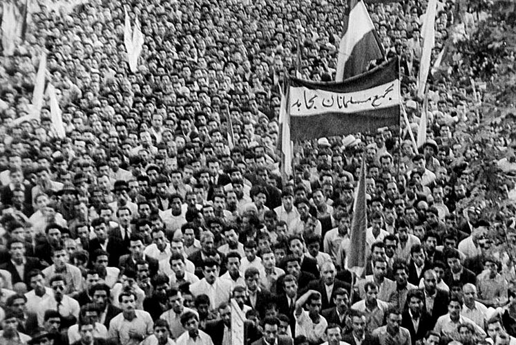 تظاهرات مردم در پشتیبانی از قانون ملی شدن نفت در یکی از خیابان های تهران - دهه سالهای ۱۳۳۰
