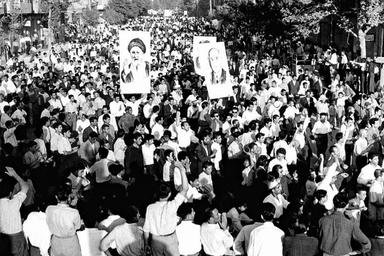 تظاهرات مردم در پشتیبانی از قانون ملی شدن صنعت نفت در حالیکه عکس های دکتر محمد مصدق و آیت ا...کاشانی را در دست دارند - تهران - سال ۱۳۳۰