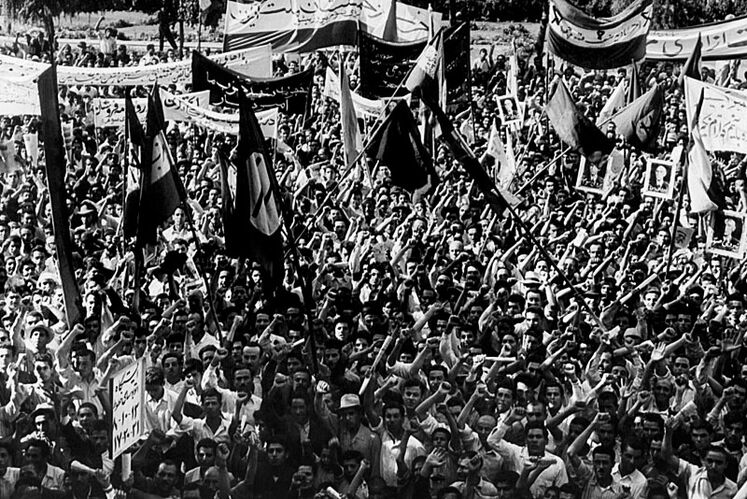 تظاهرات مردم به نفع دکتر محمد مصدق در پشتیبانی از قانون ملی شدن صنعت نفت - تهران ۱۳۳۰