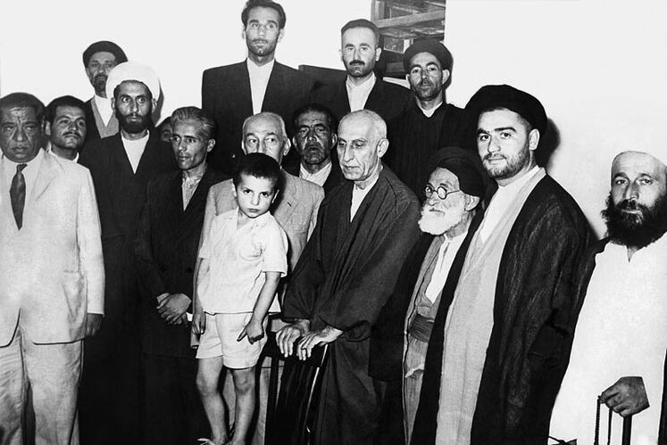 ملاقات مردم یکی از روستاهای همدان با دکتر محمد مصدق در پشتیبانی از ملی شدن شرکت نفت - سالهای دهه ۱۳۳۰