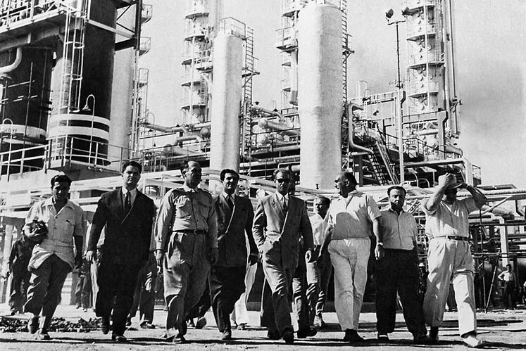 دیدار حسین مکی، عضو هیئت خلع ید به اتفاق رئیس پالایشگاه از بخشهای تأسیسات پالایشگاه آبادان - سال ۱۳۳۰
