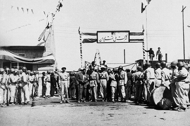 سردر پالایشگاه کرمانشاه پس از نصب تابلوی  شرکت ملی نفت ایران، سال ۱۳۳۰