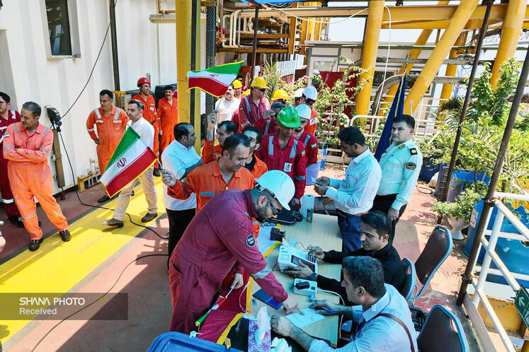 حضور کارکنان سکوهای پارس جنوبی در انتخابات ریاستجمهوری چهاردهم