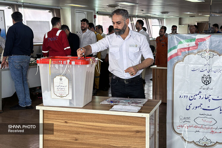 حضور کارکنان صنعت نفت در مرحله دوم انتخابات ریاستجمهوری چهاردهم