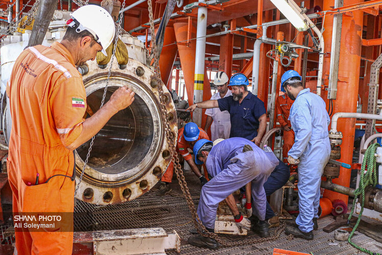 تعمیرات اساسی سکوی 13B پارس جنوبی